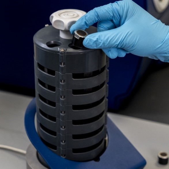 Кассета автосамплера, содержащая 60 образцов, загружается непосредственно в анализатор для точного автоматизированного анализа.