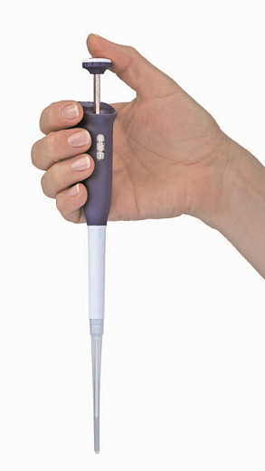 Пипетка автоматическая 10-100 мкл с позитивным вытеснением MR-100, в руке