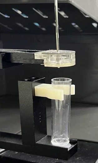 Автоматический пробоозаборник с промывкой. Внутренние и внешние стенки пробоозаборника очищаются одновременно, что эффективно снижает закупоки иглы, так и автоматическая очистка между экспериментами не позволяет перекрестное загрязнение.