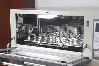 Шейкер-инкубатор, ZWYR-D2401, Labwit, вид с открытой дверцей