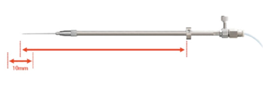 Автоматическое выравнивание пипетки с осью микроскопа достигается за счет специального зажима, который фиксирует расстояние до кончика пипетки и позволяет настроить и зафиксировать нужную для работы длину держателя и кончика микропипетки.