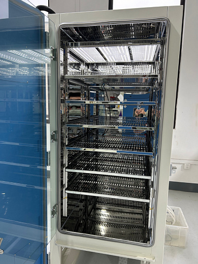 Климатическая камера постоянных условий «тепло-холод-освещение-УФ-излучение-влажность» для тестирования стабильности лекарств, +15...+65 ºC, 468 л, SHH-500GSD-2T, YSEI